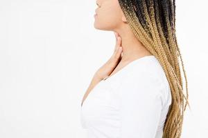 dor de garganta feminina. closeup de mulher negra doente com dor de garganta se sentindo mal, sofrendo de deglutição dolorosa. menina tocando o pescoço com a mão. conceitos de doença, cuidados de saúde e medicina foto