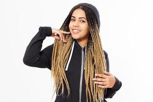 menina afro-americana de sorriso elegante com dreadlocks posando em um fundo branco, mulher feliz foto