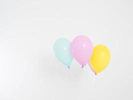 fundo de balões de festa colorida. isolado no branco. copie o espaço foto