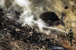 bombeiro brasileiro combate chamas nos escombros onde um prédio de 24 andares desabou após um incêndio no centro de são paulo, foto