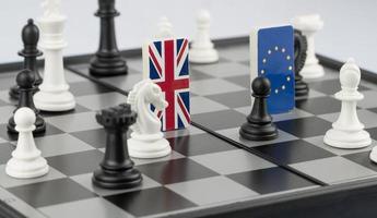 peças de xadrez e bandeiras da união europeia e do reino unido em um tabuleiro de xadrez. o conceito de jogo político e estratégia de xadrez brexit foto
