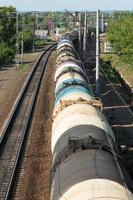 trem com vagões-tanque nos trilhos, vista superior foto