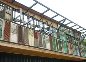 o design de janelas antigas em várias cores decora uma casa foto