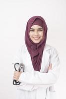 médico de mulher bonita com retrato de hijab em fundo branco foto