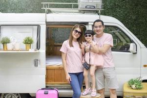 uma alegre família asiática aproveitando a viagem e a viagem está indo de férias, viagens e conceito de turismo