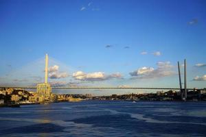 marinha com vista para a ponte dourada. vladivostok, rússia foto