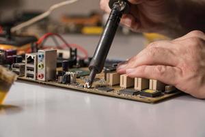 técnico de solda eletrônica e reparação de chip de computador