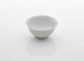 xícara de cozinha de cerâmica para chá no fundo branco foto