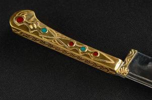 faca oriental decorativa decorada com pedras preciosas foto