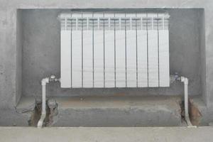 bateria de aquecimento bimetálica moderna recém-instalada em um novo prédio, vista frontal foto