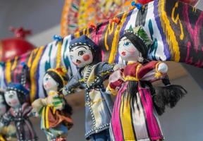 bonecas em trajes orientais tradicionais. lembranças nacionais do uzbeque foto