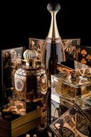 composição de perfume feminino luxuoso e cartas de baralho com reflexo em um fundo preto