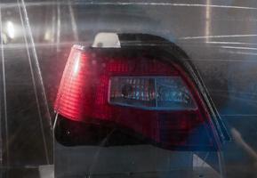 luz vermelha do carro lavada com jato de água foto