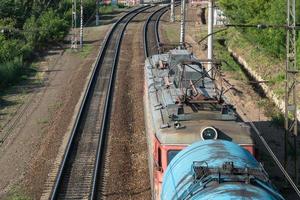 trem com vagões-tanque nos trilhos, vista superior foto