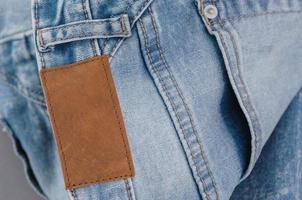 parte de calças jeans com bolsos traseiros e etiqueta, closeup foto