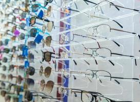 variedade de médicos e óculos de sol no estande da loja foto