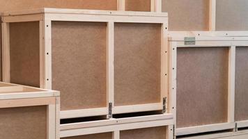 caixas de contraplacado de madeira para transporte e armazenamento. caixote para uso doméstico foto