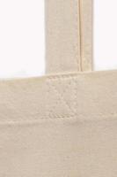 closeup da costura de costura na alça de tecido branco da bolsa