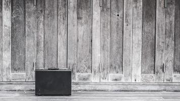 maleta de couro de negócios preto, bolsa com fechadura no escritório, fundo de madeira da empresa foto