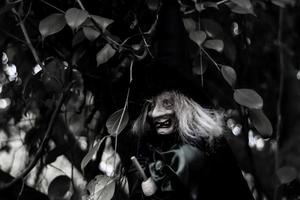 conceito de horror e halloween, monstro de mulheres em vestido branco close-up. bruxa mágica dia das bruxas mulher