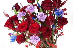 buquê de rosas vermelhas e flores variadas em fundo branco closeup. Dia dos namorados foto