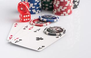 fichas de pôquer, cartas e dados em um fundo branco. o conceito de jogo e entretenimento. cassino e pôquer foto