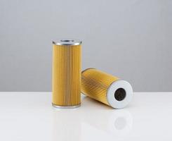 forma cilíndrica de dois filtros automotivos em um fundo branco foto