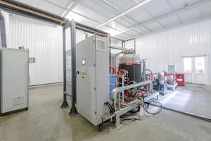 sala com contêineres e tanques para produção de poliuretano. tecnologia de poliuretano foto