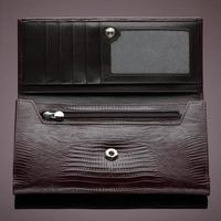 carteira de couro de designer elegante em um fundo marrom