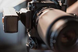 câmera digital com flash closeup contra um fundo de iluminação brilhante