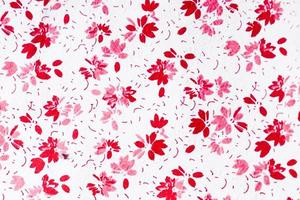 textura floral vermelha sem costura feita de padrão de papel japonês de fibra de pétalas em um fundo branco