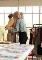 ambas as mulheres muçulmanas administram um pequeno negócio em suas próprias casas. é o design e alfaiataria de roupas.