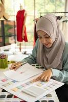 mulheres muçulmanas administram um pequeno negócio em suas próprias casas. é o design e alfaiataria de roupas. foto