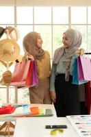 ambas as mulheres muçulmanas administram um pequeno negócio em suas próprias casas. é o design e alfaiataria de roupas. foto