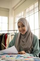 mulheres muçulmanas administram um pequeno negócio em suas próprias casas. é o design e alfaiataria de roupas.