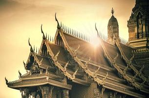 telhados em arquitetura tailandesa tipo de palácio do templo sobre o pôr do sol ou o nascer do sol. construindo religião na tailândia