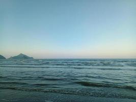paisagem de mar e montanhas com cor azul gradiente. fundo de natureza de ideia de férias de verão