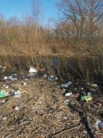 pilha de lixo plástico preto e saco de lixo resíduos muitos na trilha, lixo de poluição, resíduos de plástico e lixo de bandeja de espuma de saco muitos no chão, resíduos de plástico. foto