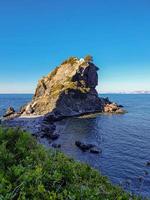 o famoso rock kastri com a pequena igreja agios ioannis em skopelos, sporades, grécia. foto