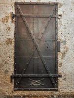 bela porta de madeira velha com ornamentos de ferro em um castelo medieval na áustria. foto