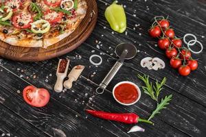 pizza italiana tradicional, legumes, ingredientes em um fundo escuro