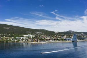 vista à beira-mar de molde, noruega. a cidade está localizada na costa norte do romsdalsfjord foto