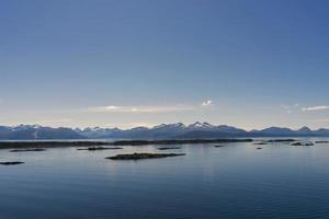 vista panorâmica da montanha com algumas ilhas no fiorde em molde, noruega foto