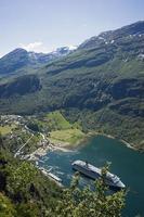 navio de cruzeiro no fiorde de geiranger na noruega foto