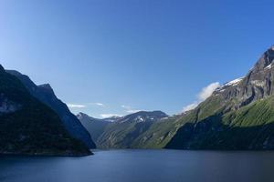 cruzeiro no fiorde de geiranger na noruega foto