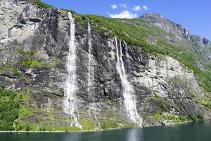 cruzeiro no fiorde de geiranger na noruega foto