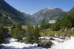 cruzeiro no fiorde de geiranger na noruega foto