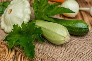 um conjunto de legumes em uma tábua de madeira foto