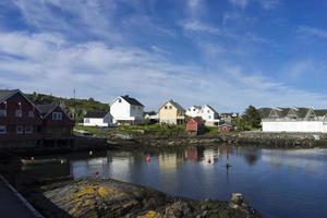 pitoresca vila de pescadores e porto de bud, perto de molde, noruega foto