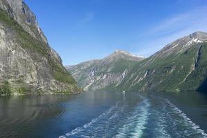 cruzeiro no fiorde de geiranger na noruega foto